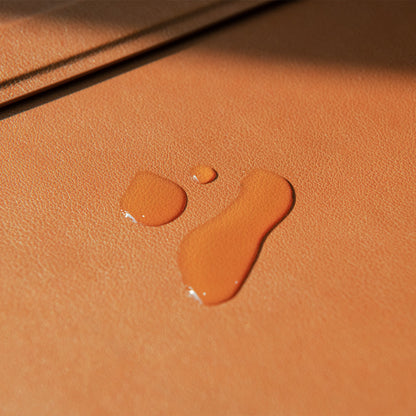 AFA06416 - Spigen Valentinus MacBook Sleeve water resistant leather surface with water droplets