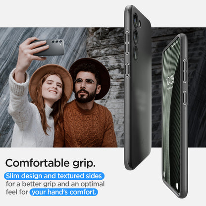 ACS05707 - Galaxy S23 Case Thin Fit in black showing the comfortable grip. Slim design and textured sides for a better grip and an optional feel for your hand's comfort